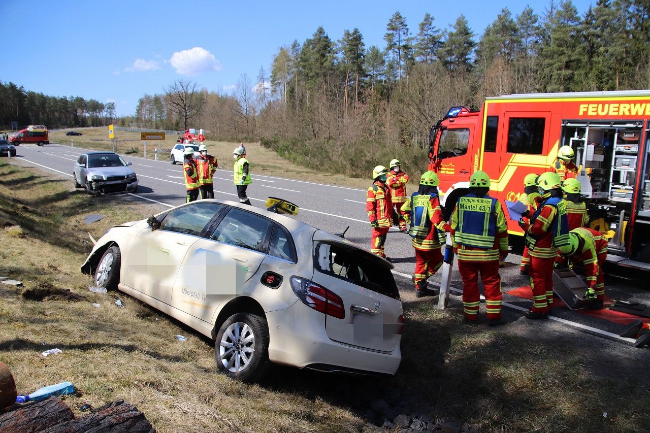 Audi kracht in Taxi – Fahrgast schwer verletzt
