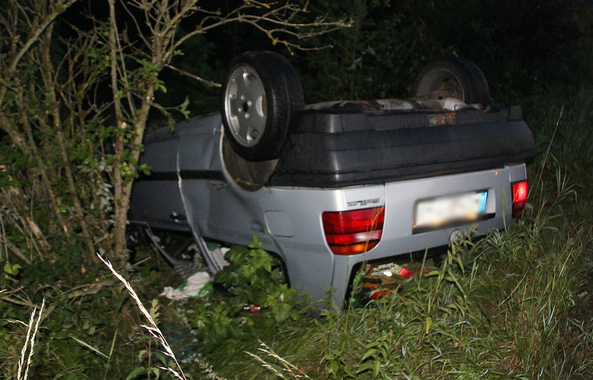Autofahrer fliegt aus Kurve und überschlägt sich