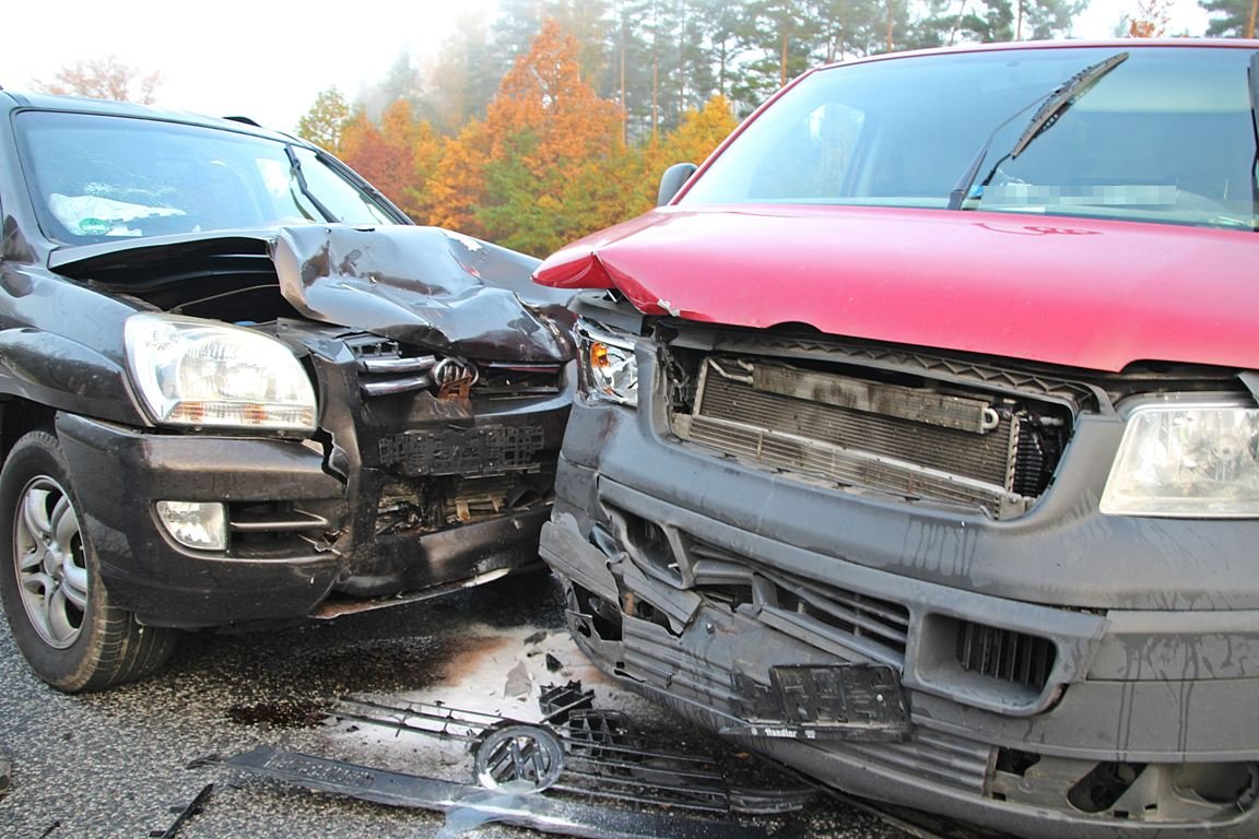 Frontal zusammengekracht: Zwei Verletzte nach Unfall