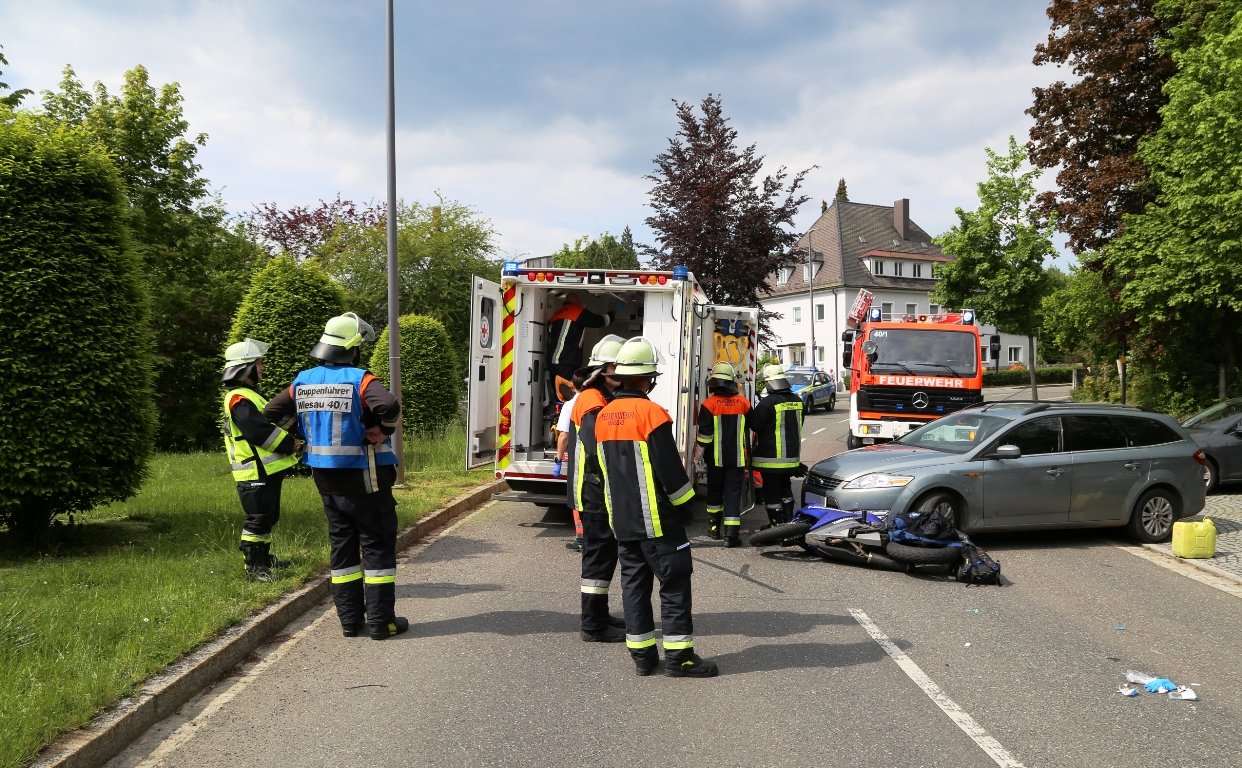 Auto erfasst jungen Motorradfahrer