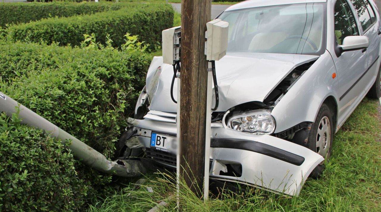 Kleines Tier im Auto: Ehepaar verursacht Unfall