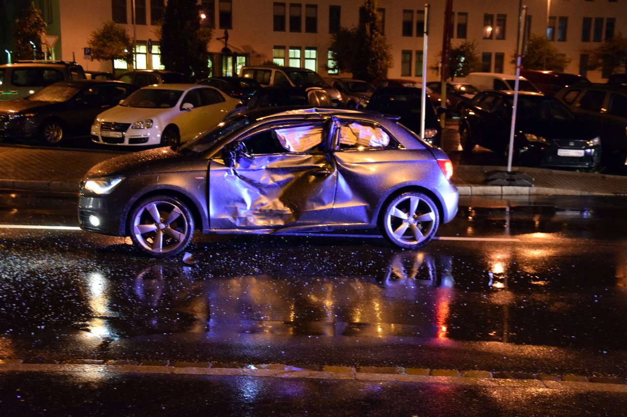 Junge Autofahrerin (19) bei Unfall mit Traktor verletzt