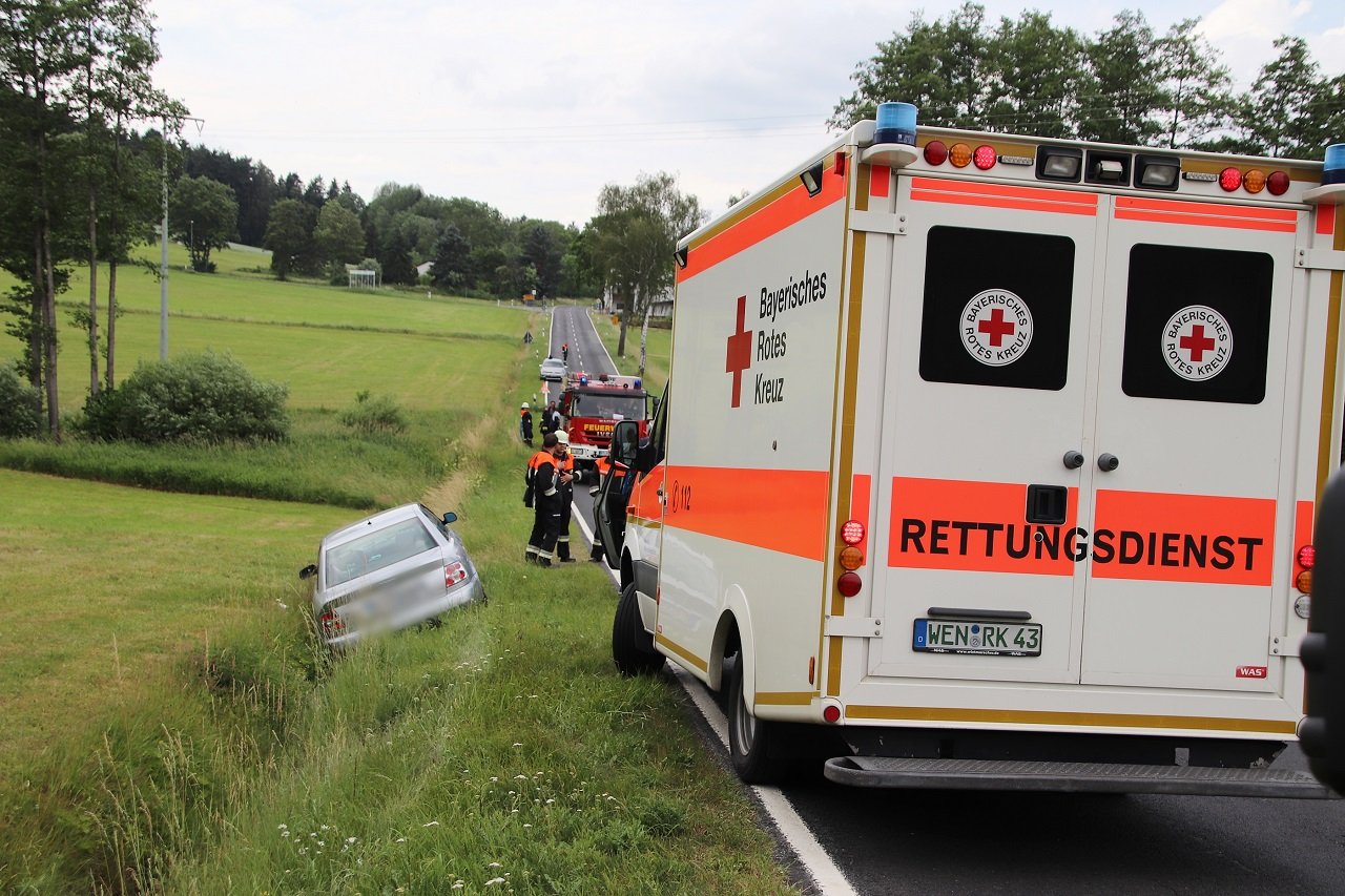 Autofahrer landet im Graben