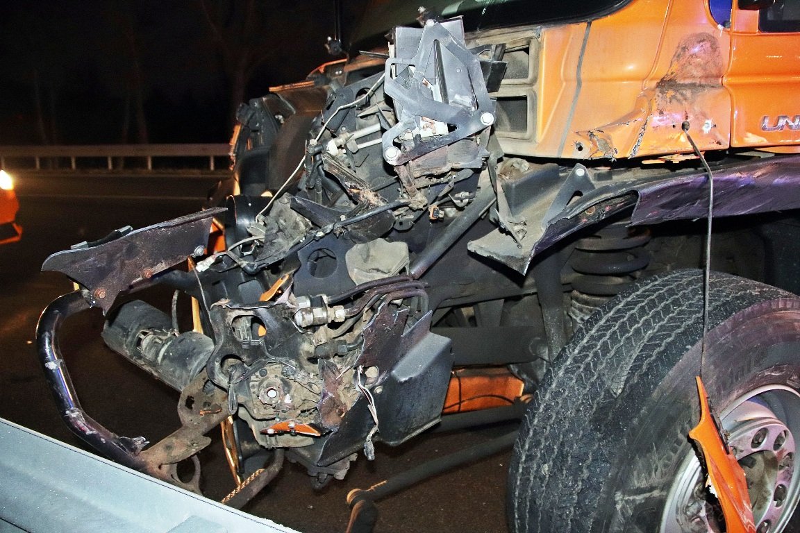 Baustellenfahrzeug kracht in Winterdienst
