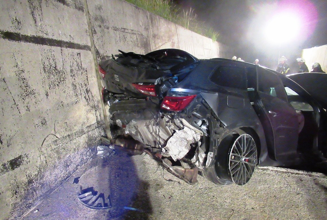 Kurioser Unfall: Junger Autofahrer (22) schwer verletzt