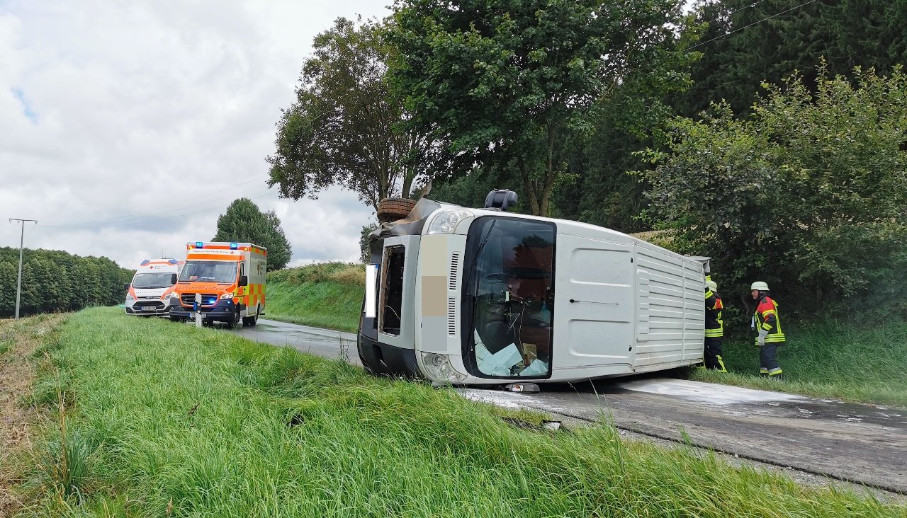 Kuriertransporter kommt von Straße ab und kippt um