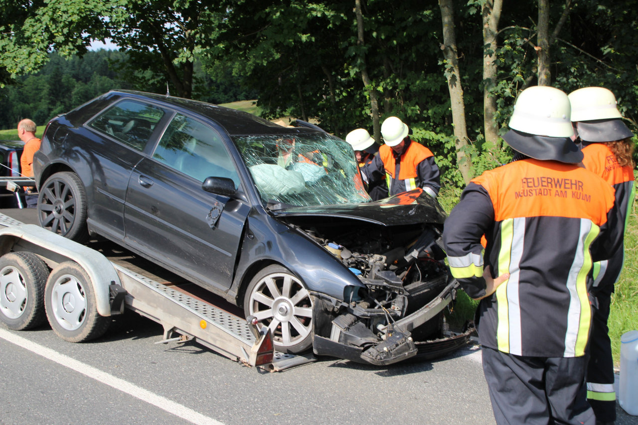 Audi prallt gegen Baum
