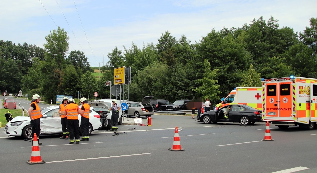 Unfall an Rußweiherkreuzung: Mutter und Tochter (11) verletzt