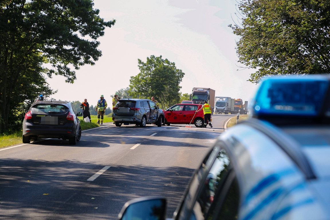 Beim Linksabbiegen übersehen: Fahrerin schwer verletzt