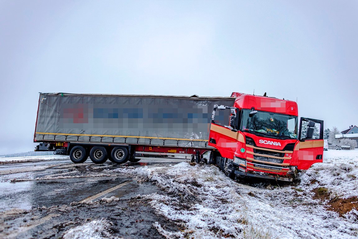 B15 mehrere Stunden gesperrt: Lkw rutscht in Straßengraben