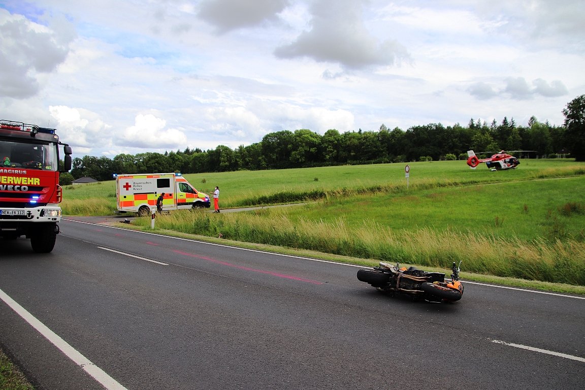 Überholmanöver geht schief: Motorradfahrer schwer verletzt