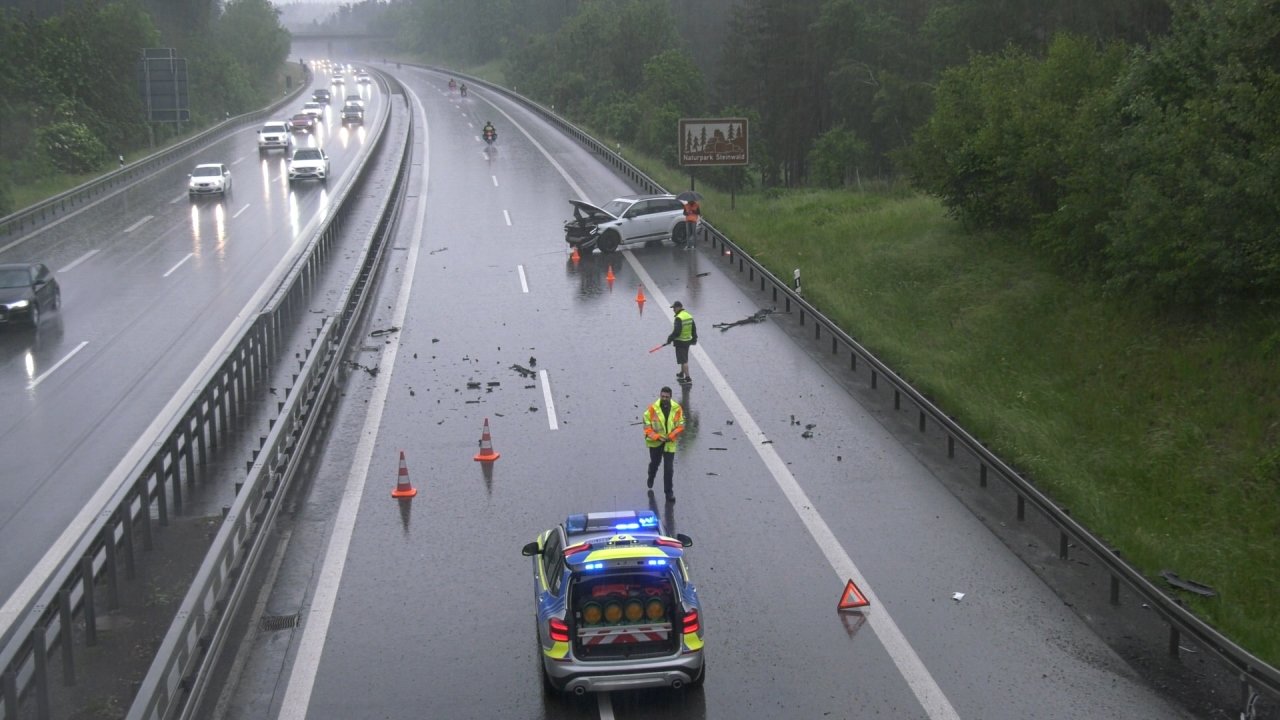 Aquaplaning: Zwei Unfälle auf A93