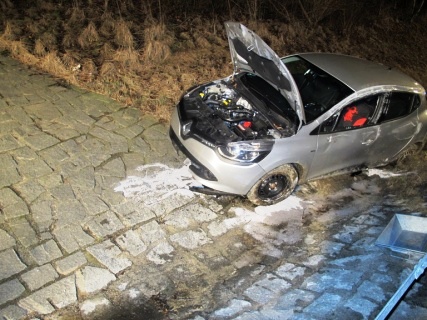 Unfall auf A93: Filmreif durch die Richtungstafel gefahren