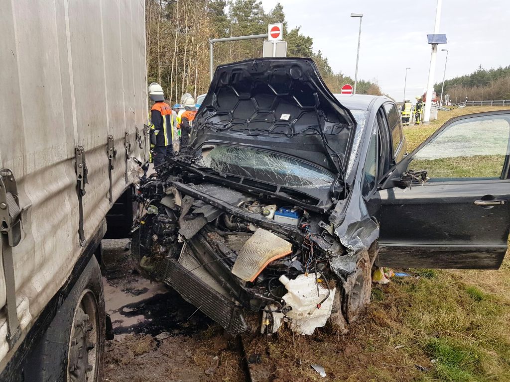 Unfall auf der A93: Fahrer kommt von Straße ab