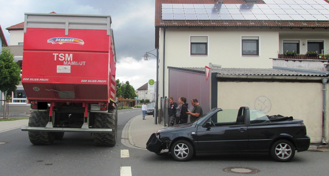 VW Golf gegen Traktor