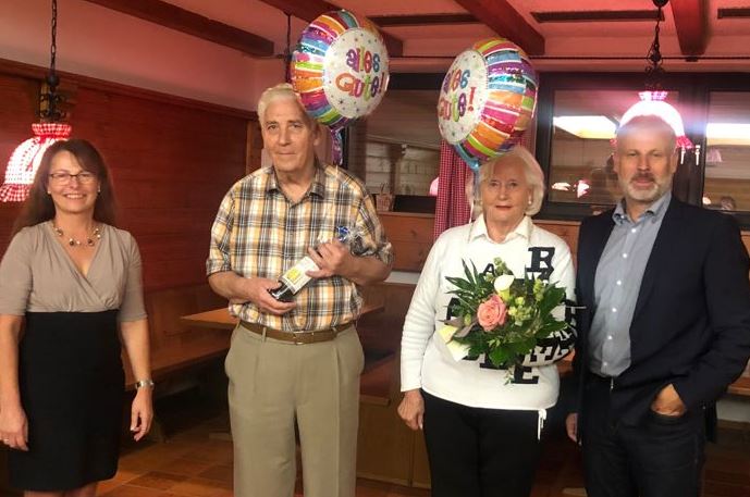 Luftballons und Geschenke für Karin Schwarz und Klaus Hundhammer
