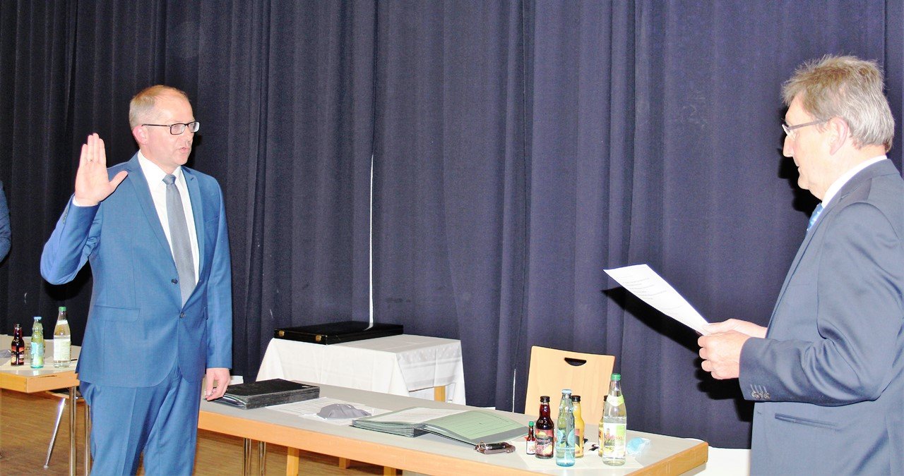 „Senior“ vereidigt neuen Bürgermeister