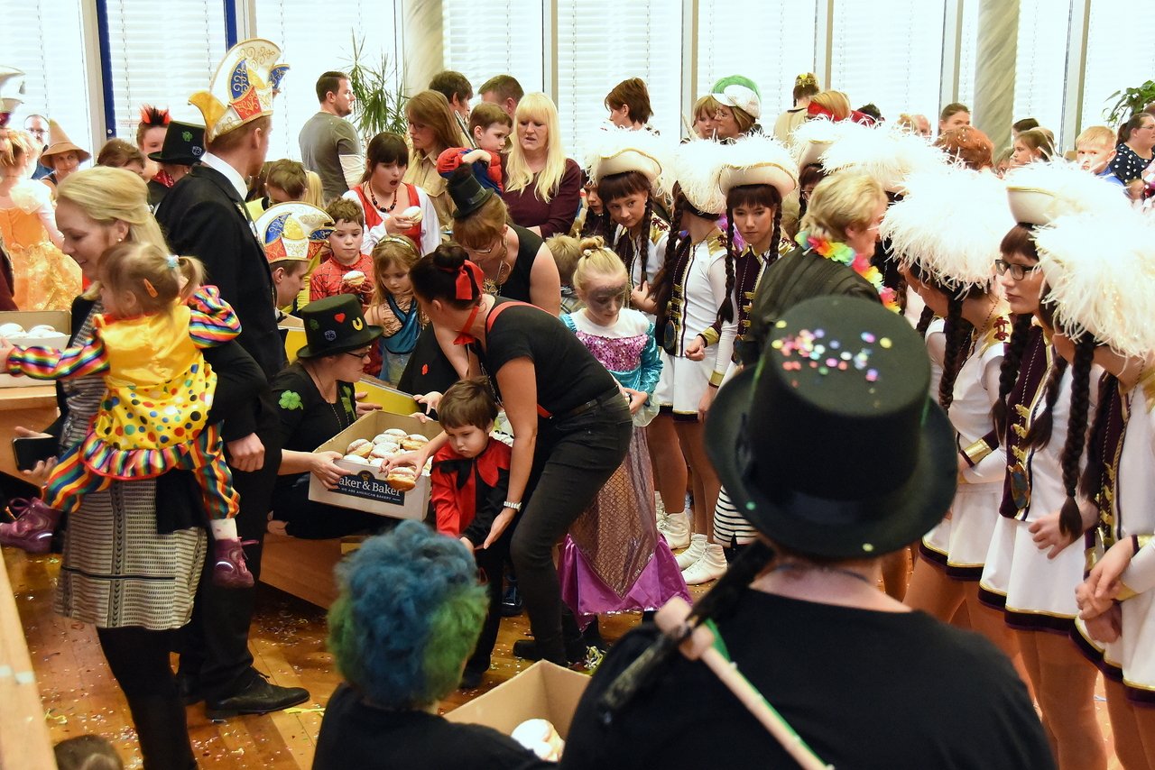 Kinderfasching in Neustadt: Ententanz und Krapfenpolonaise