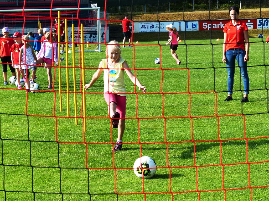 „Doppelpass Schule und Verein zur Fußball-Europameisterschaft 2024“ beim SSV Jahn