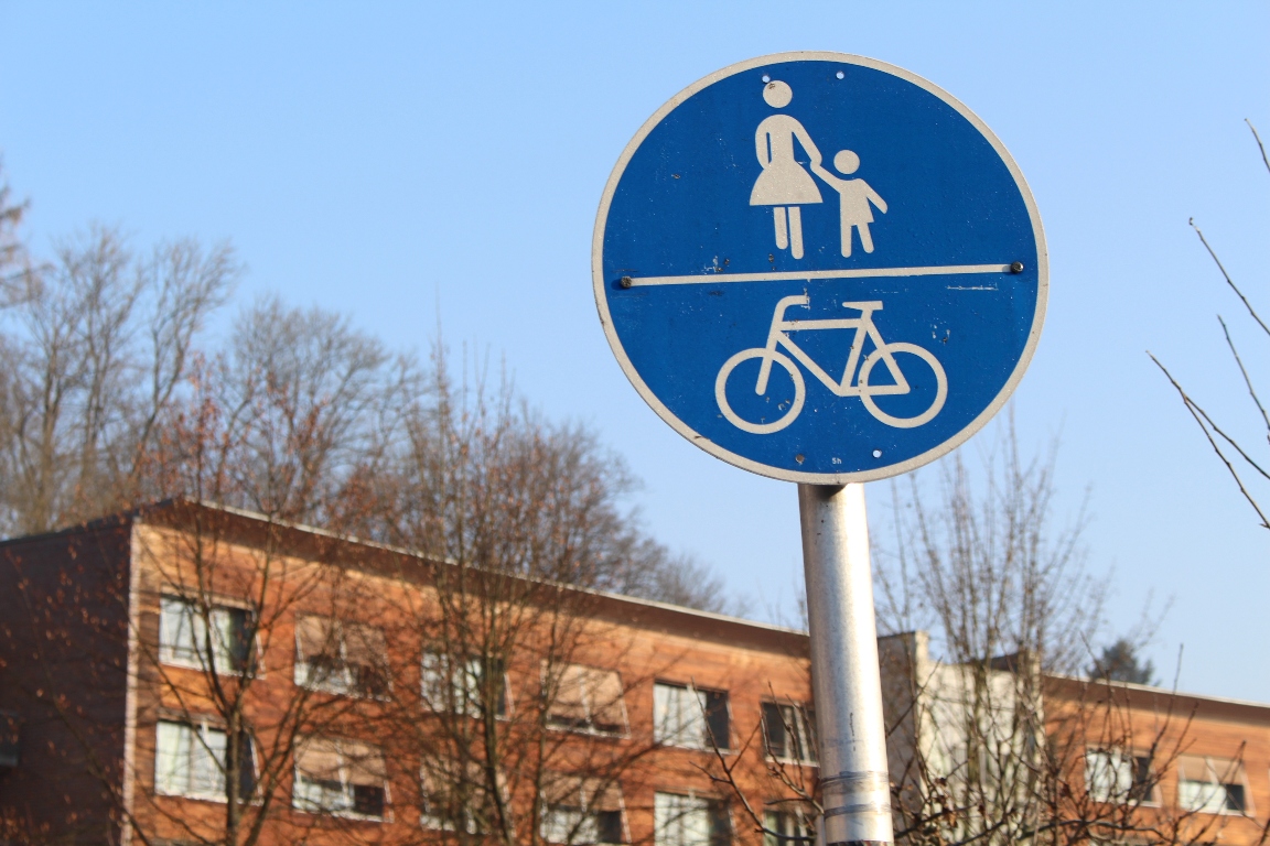 Fahrradfahrerin (80) verletzt sich bei Sturz schwer