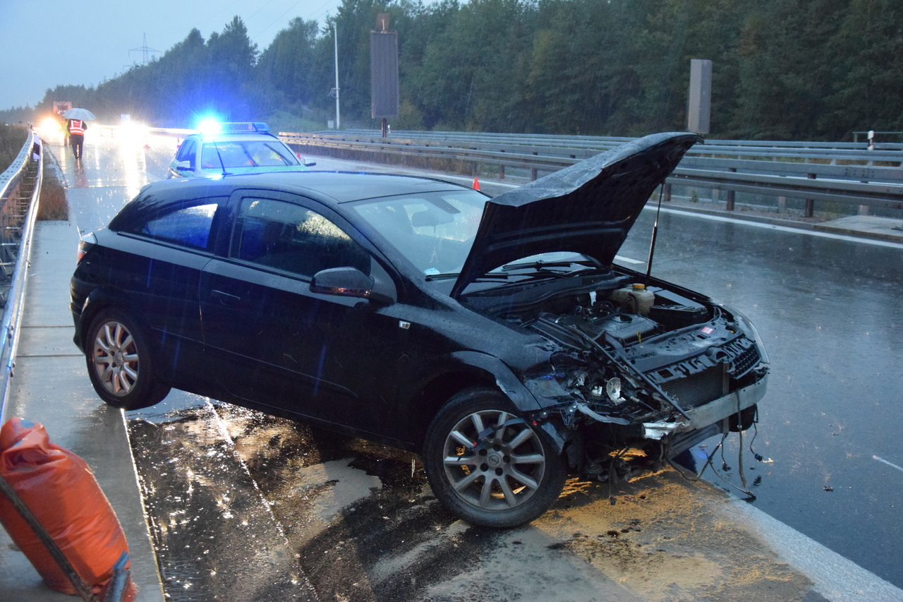Unfall auf regennasser Fahrbahn