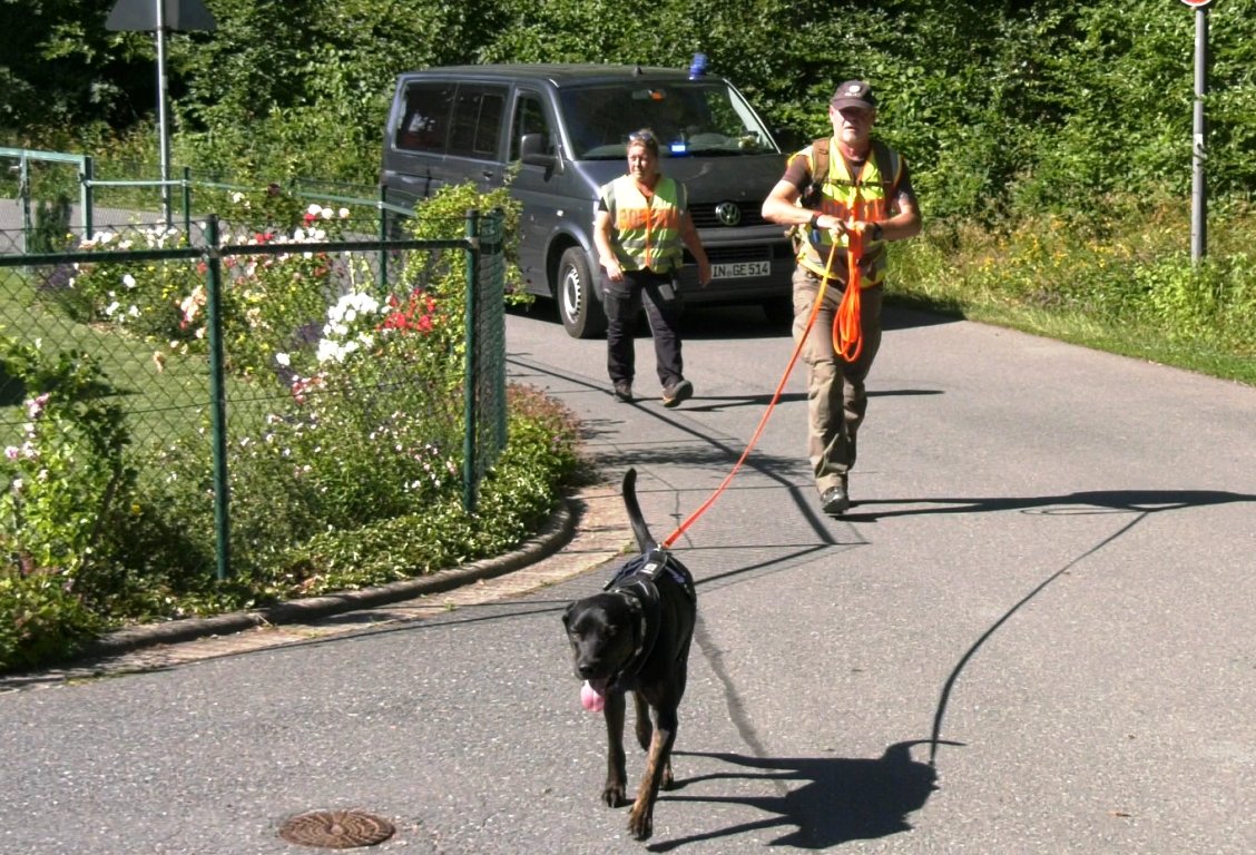 [Update] Suche nach Zarina (16) mit Booten, Hubschraubern und Hunden