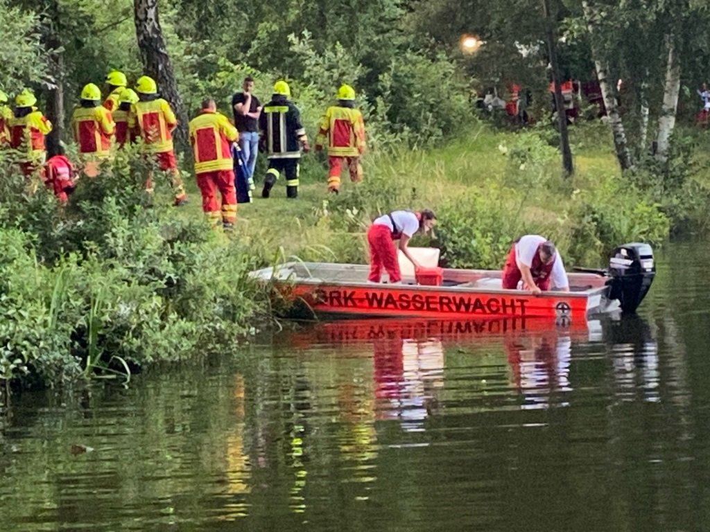 [Update] Großeinsatz am Badeweiher: Vermisster tot aufgefunden