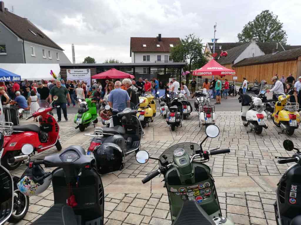 Vespas und Rockabilly am Schwarzenbacher Dorfplatz