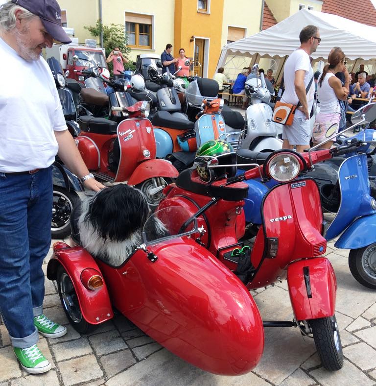 Vespas und Fan-Gesellschaft strahlen um die Wette