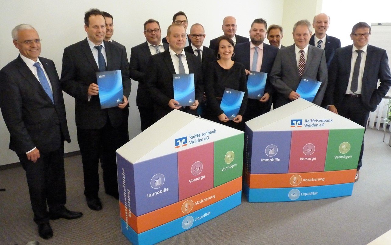 Volks- und Raiffeisenbank Nordoberpfalz ehrt neun Mitarbeiter