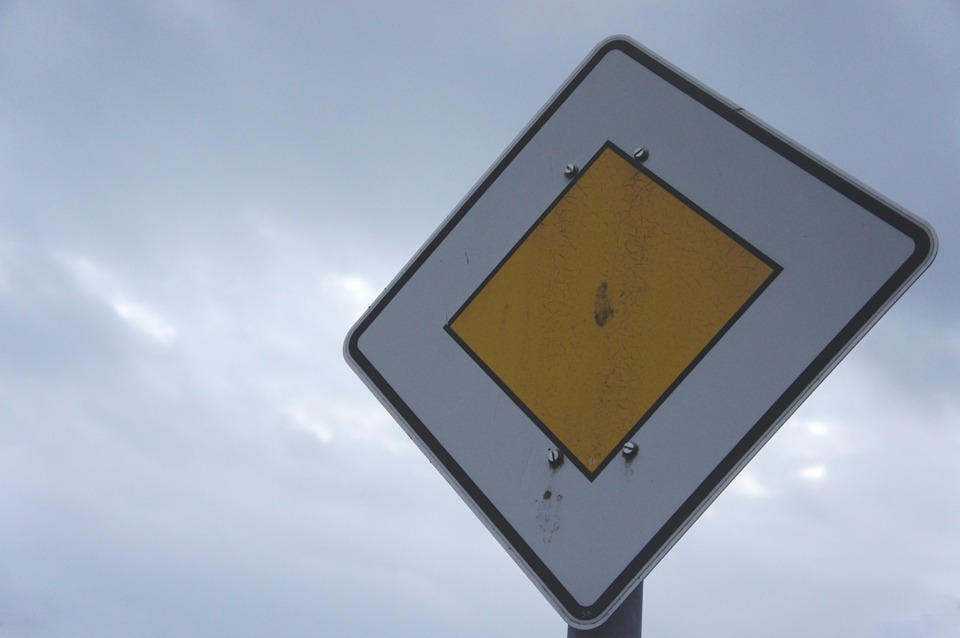 Verkehrszeichen angefahren