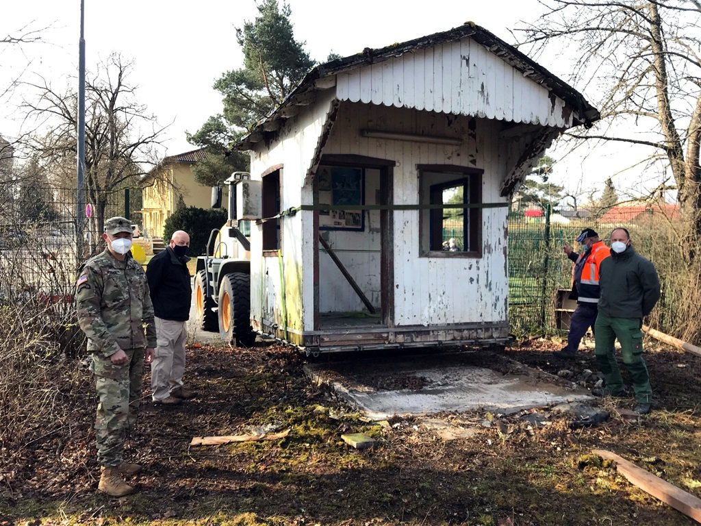 Gate-House fliegt über Truppenübungsplatz-Zaun