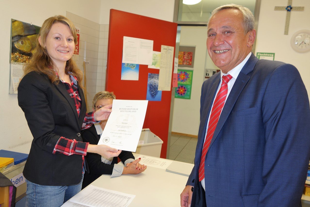 Wahlhelfer mit Urkunde ausgezeichnet