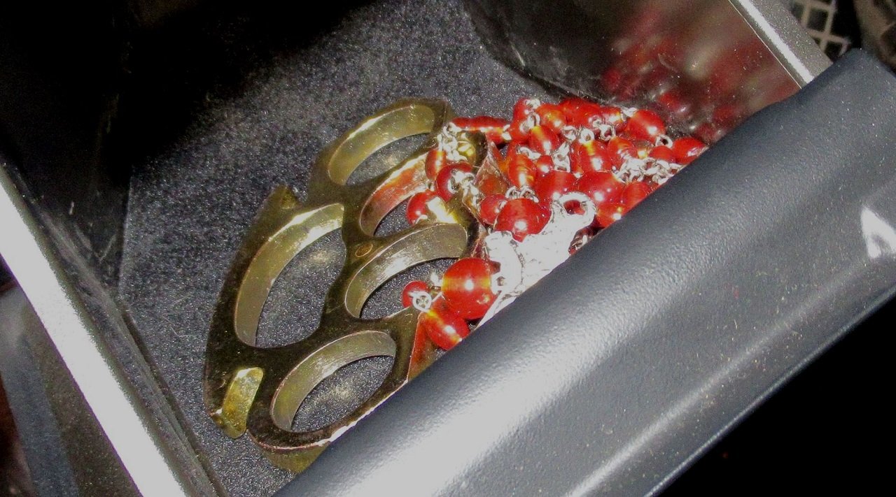 Schlagring im Handschuhfach