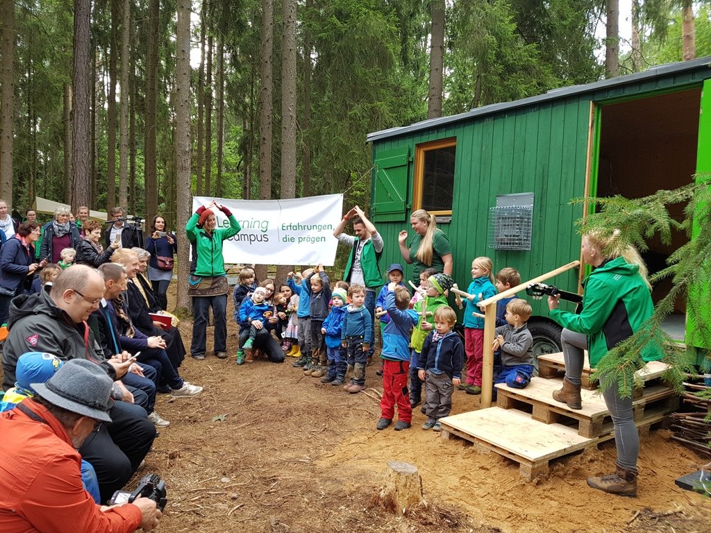 Waldkindergarten Weiden offiziell eröffnet: Kinder erleben Natur hautnah