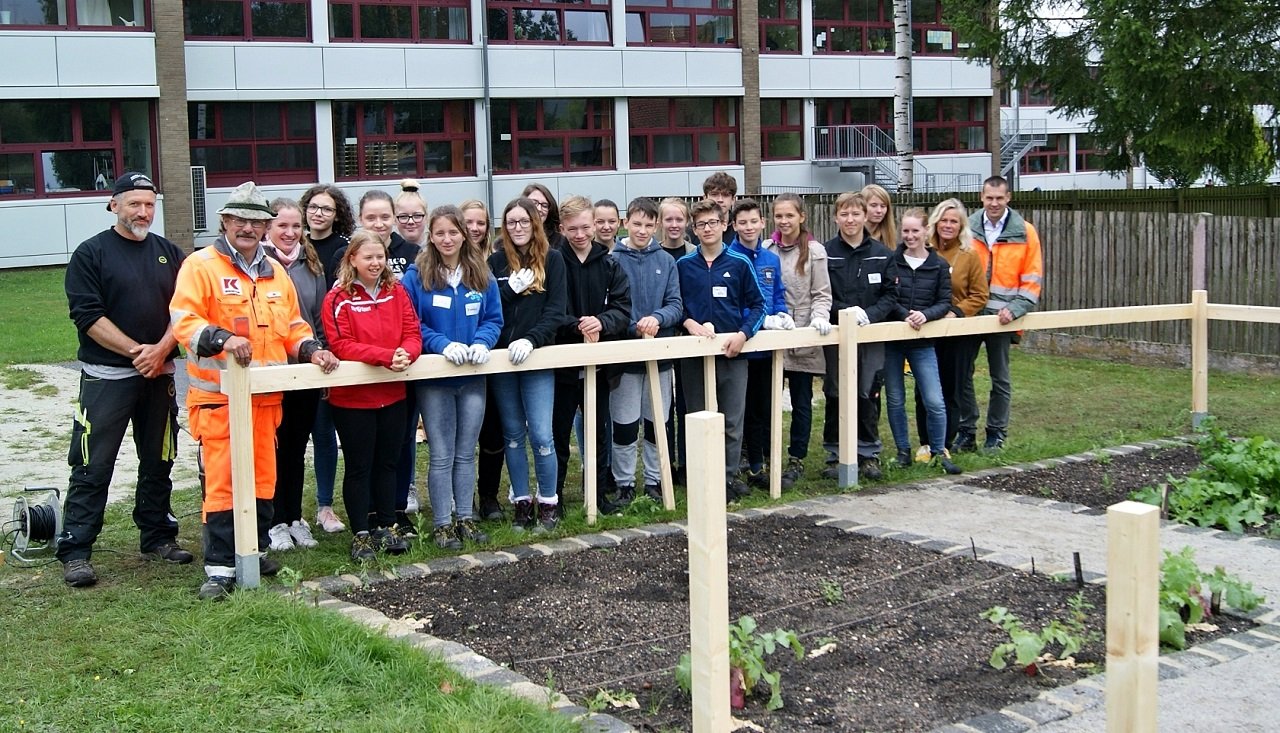 Mittelschüler setzen 28 Meter Holzzaun