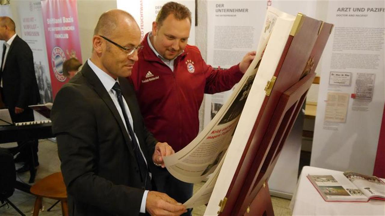 Eröffnungsfeier bei der Wanderausstellung des FC Bayern München