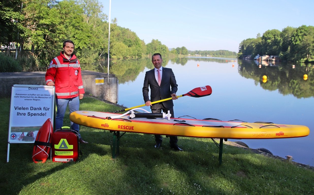 Sparkasse sorgt für Auftrieb bei Wasserwacht
