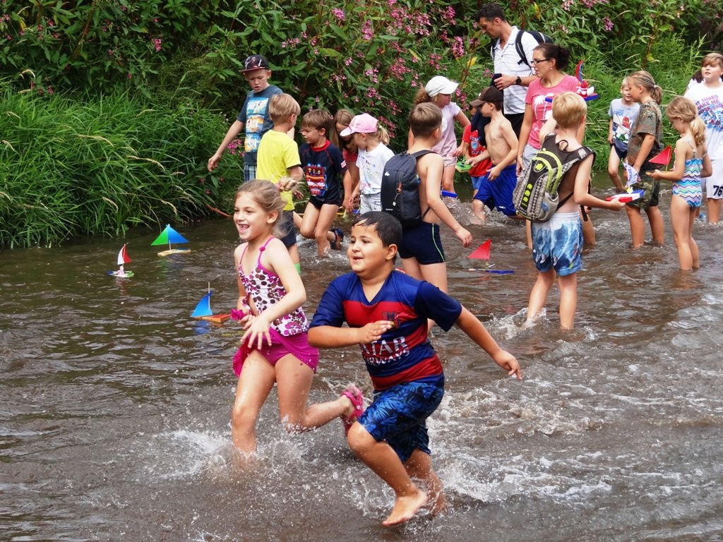 Bunte Schiffchen und jede Menge Spaß bei Flusswanderung