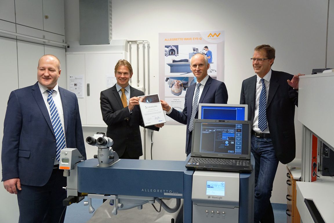 Geschenk für OTH: WaveLight GmbH übergibt Augenlaser