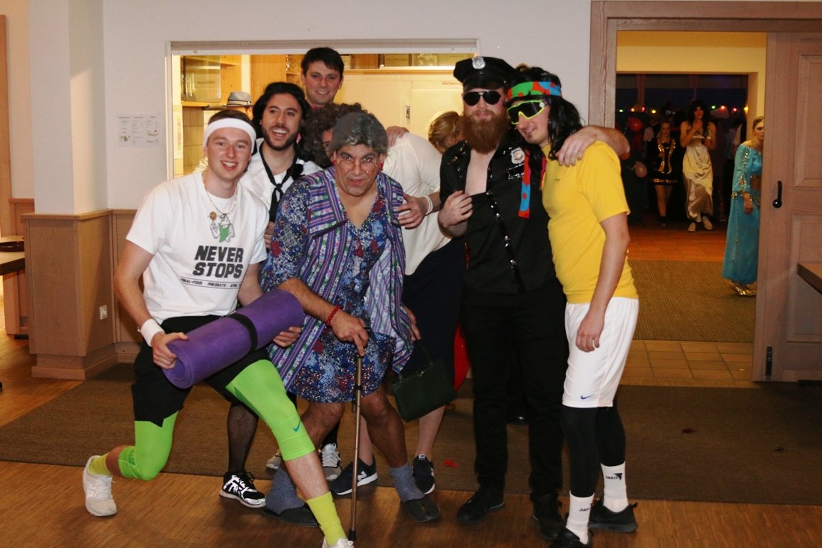 Schöne Männer im Frauenkleid: Pressather feiern ausgelassen beim Weiberfasching