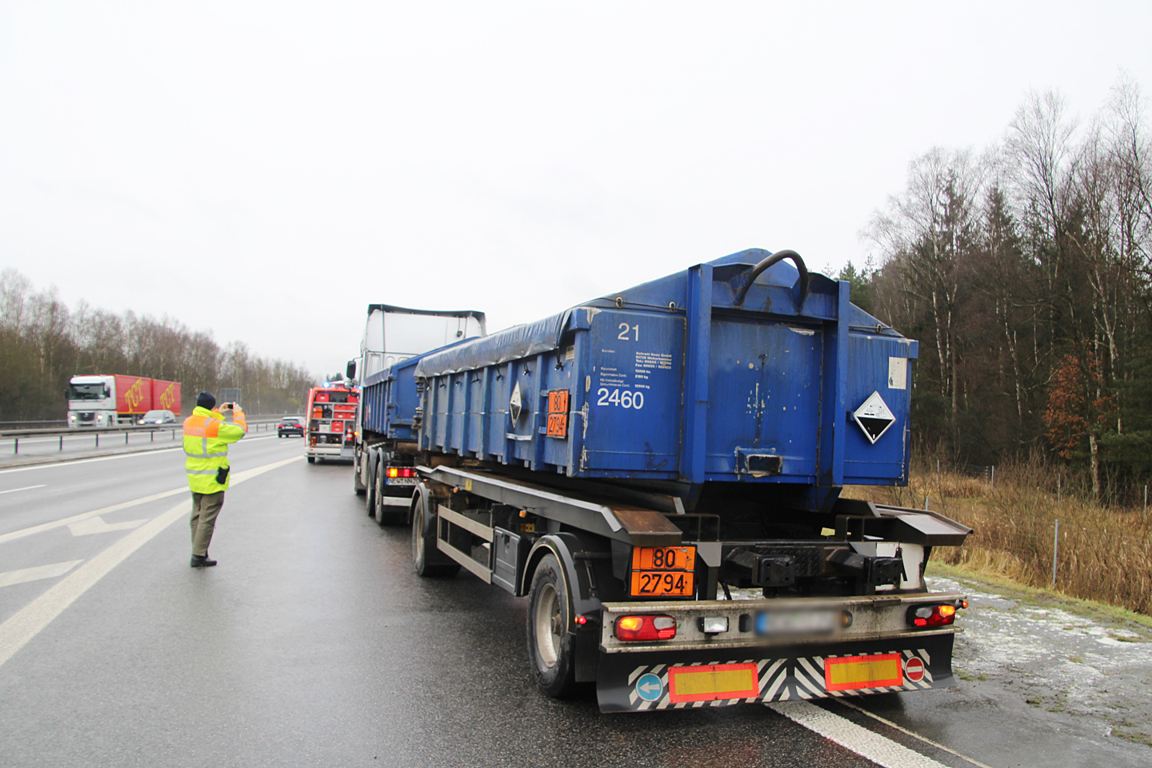 Gefahrgut-Laster fängt Feuer
