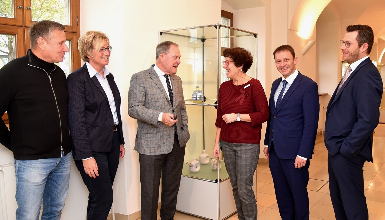 Heubisch besucht Bollhagen-Sonderausstellung im Keramikmuseum