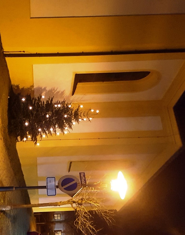 Ein schmucker Weihnachtsbaum ziert die Filialkirche St. Barbara und das Dorf