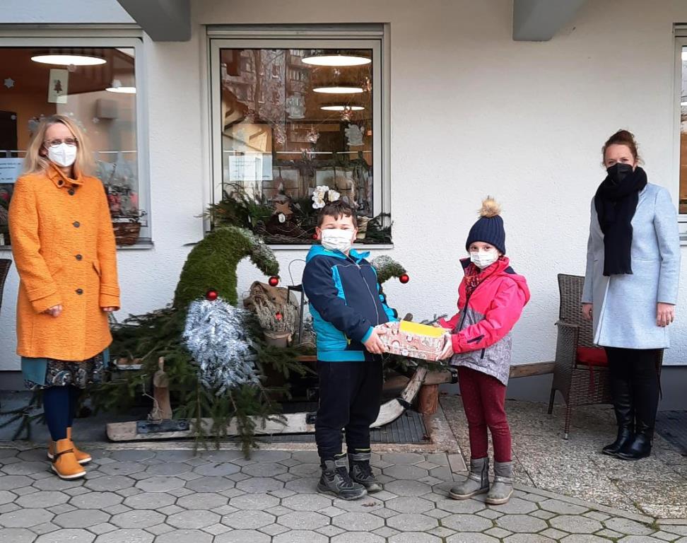 St. Felix Schüler basteln Weihnachtskarten für Senioren