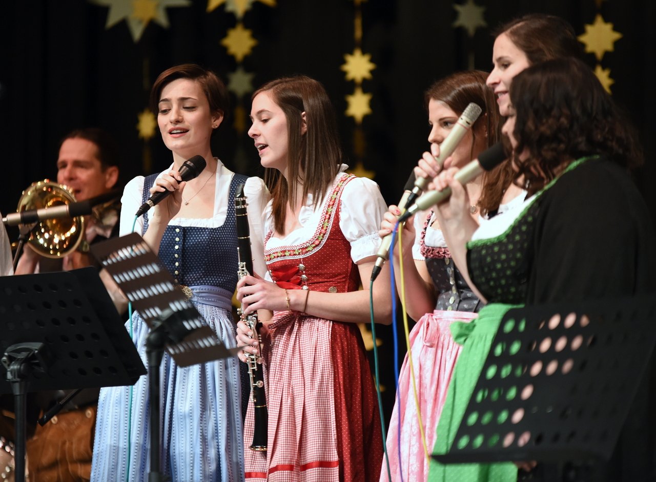 Schüler und Lehrer musizieren gemeinsam