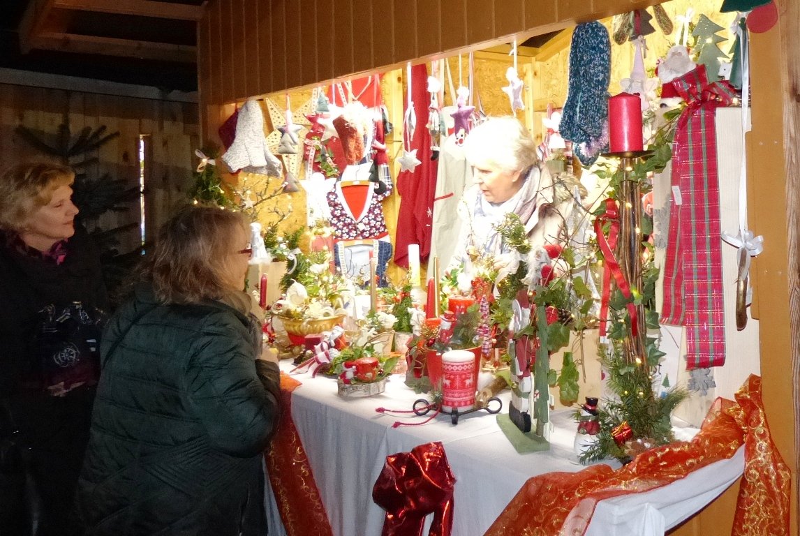 Weihnachtsmarkt unterm Regenschirm