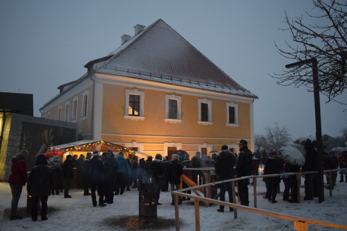 Weiße Winterlandschaft beim ersten Parksteiner Weihnachsstandl