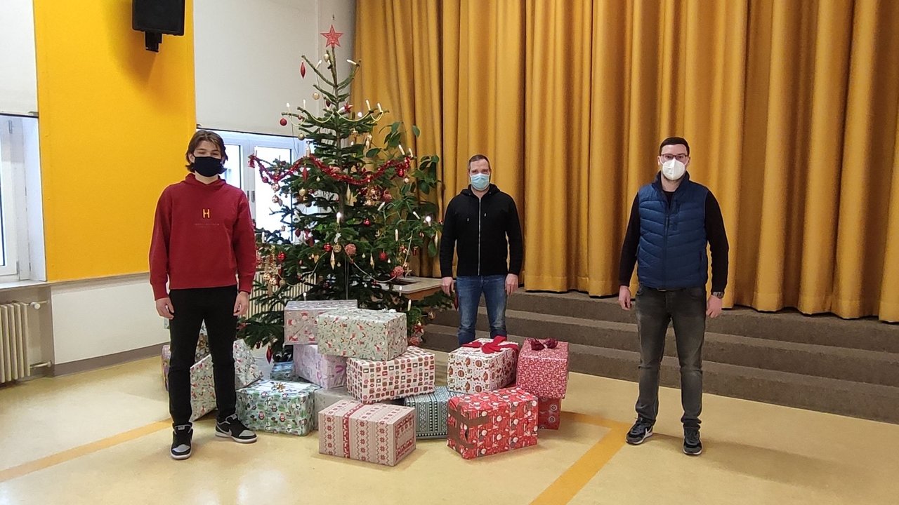 Wirtschaftsschule unterstützt Weihnachtstrucker-Aktion der Johanniter