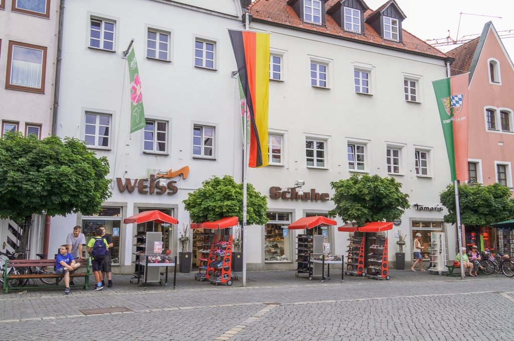 Zum Jubiläum von WEISS Schuhe purzeln die Preise und es winken attraktive Gewinne
